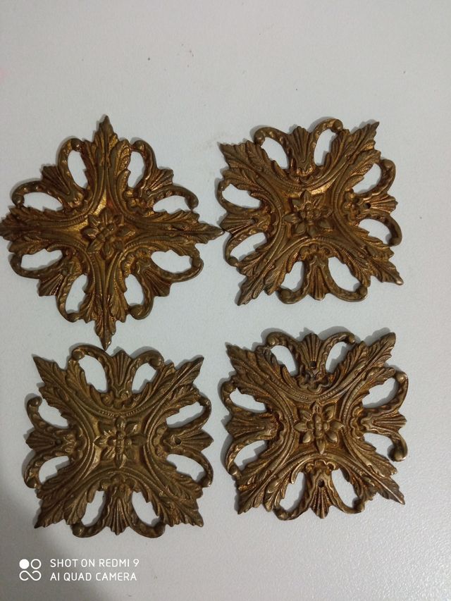 Quattro ornamenti in bronzo, Donne anziane, ferramenta,