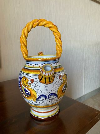 Vasi di ceramica tedeschi dipinti a mano