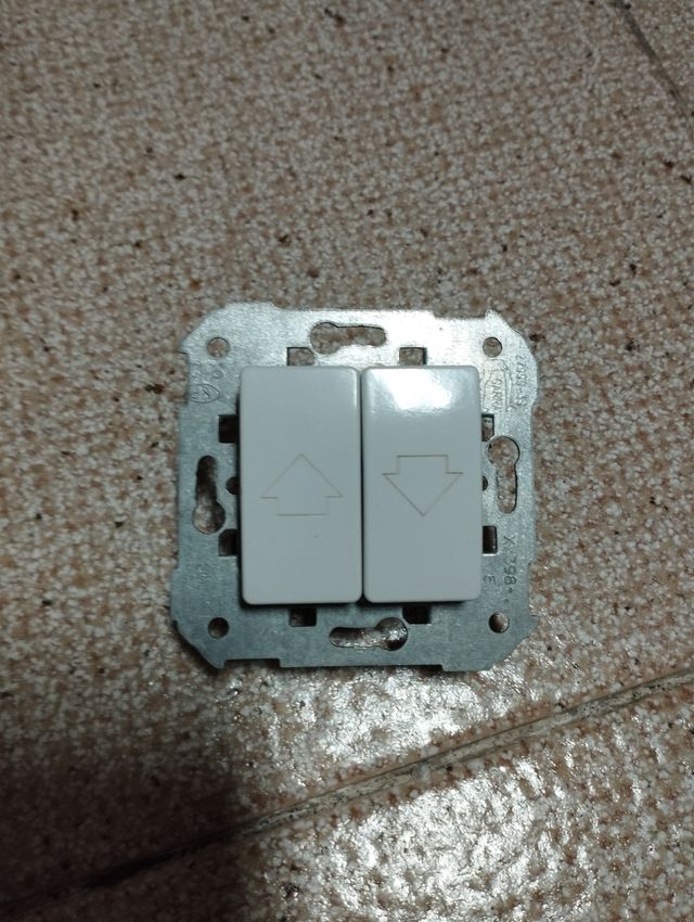 Pulsador persiana simon 27