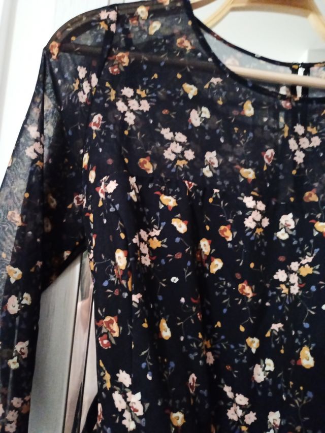 Vestido floral con transparencia
