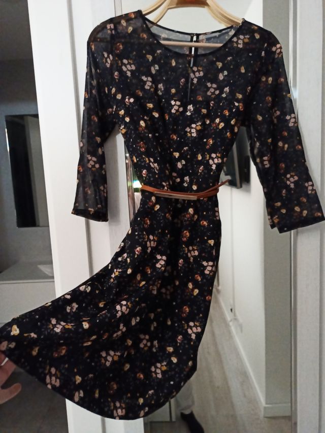 Vestido floral con transparencia