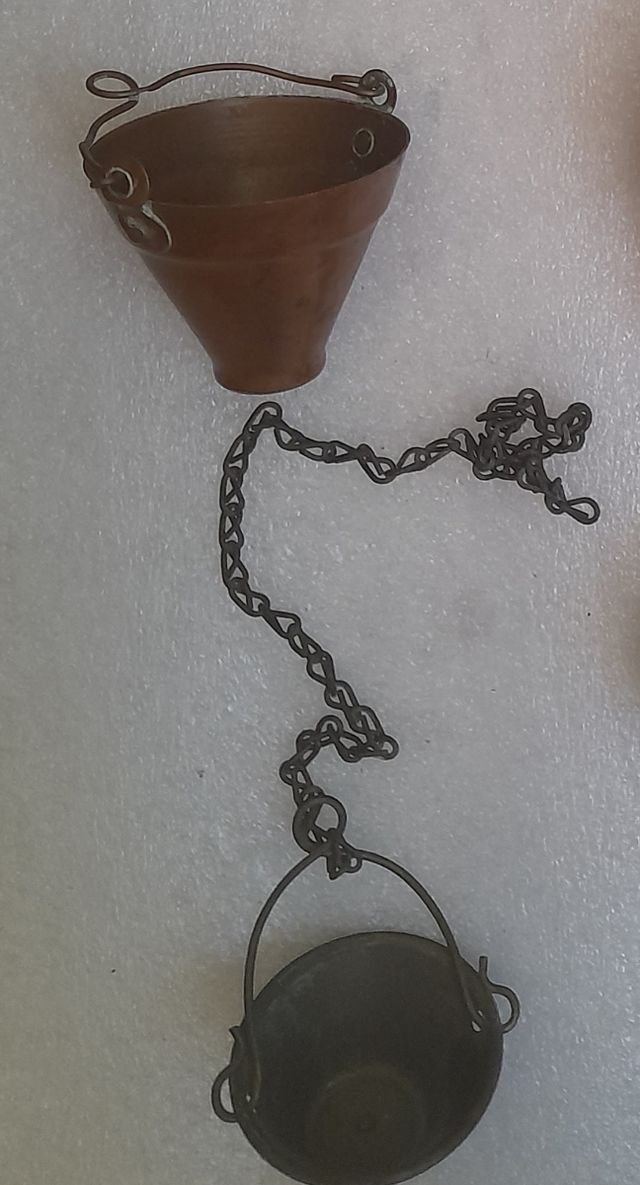 Pozo y jarrón (latón, bronce)