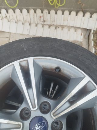 se venden 4 Ruedas Ford focus