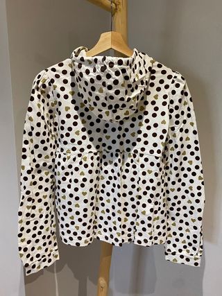 Chaqueta blanca a lunares y corazones