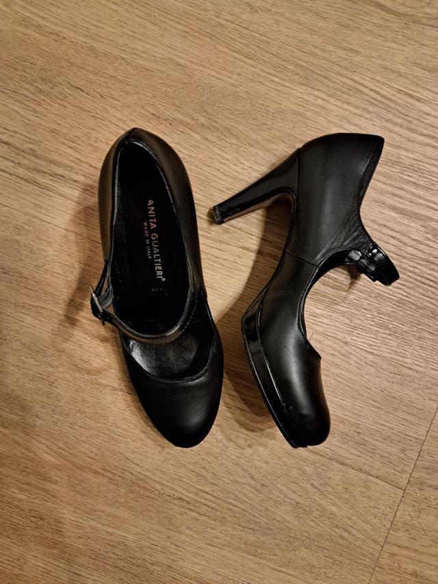 Décolleté con laccetto in vera pelle