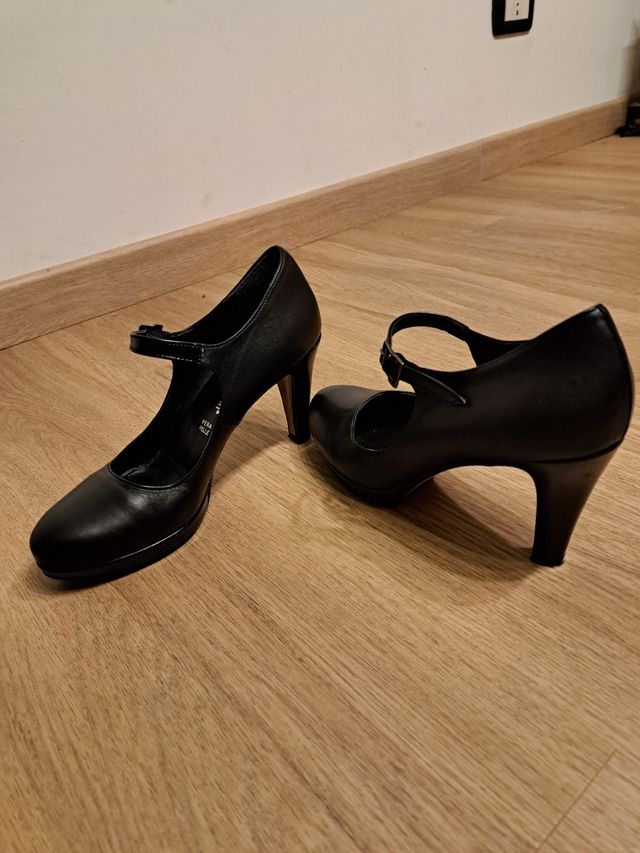 Décolleté con laccetto in vera pelle