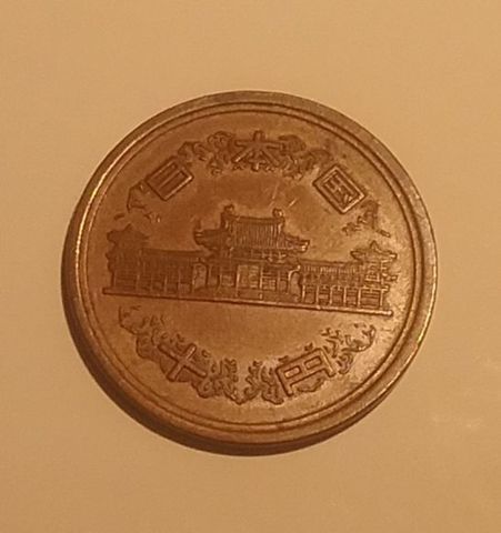 Moneda 10 yen + moneda 20 pences