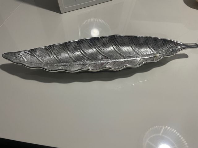 bandeja forma de hoja decorativa color plata