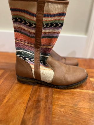 botas étnicas estampadas zara y vestido plisado