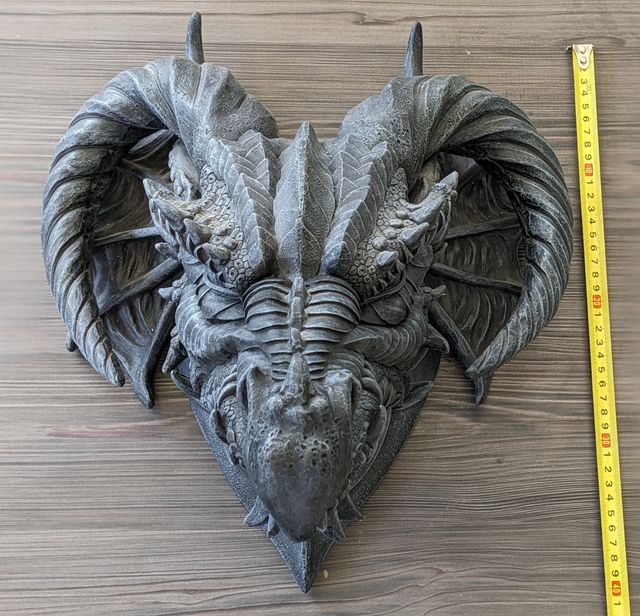 Cabeza de dragón decorativa