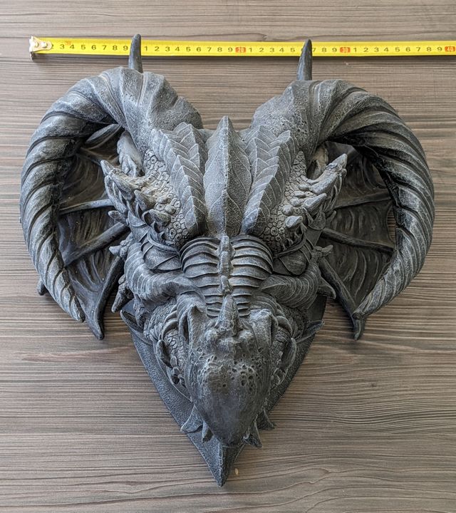 Cabeza de dragón decorativa