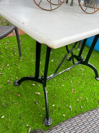 Tavoli in marmo bianco Macae con piedi in ghisa