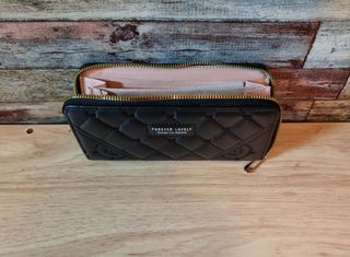 Cartera de piel acolchada,para mujer.Negra.