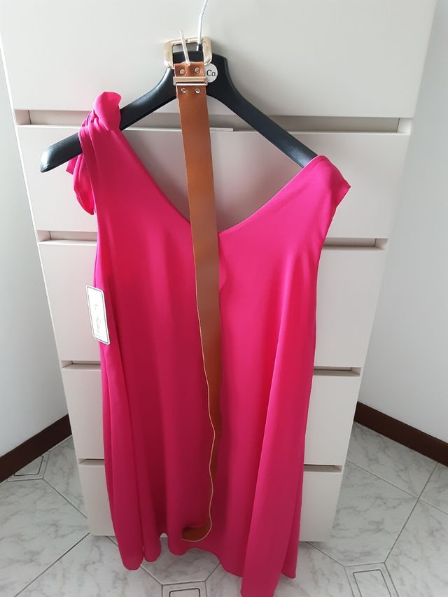 Abito fucsia con cintura