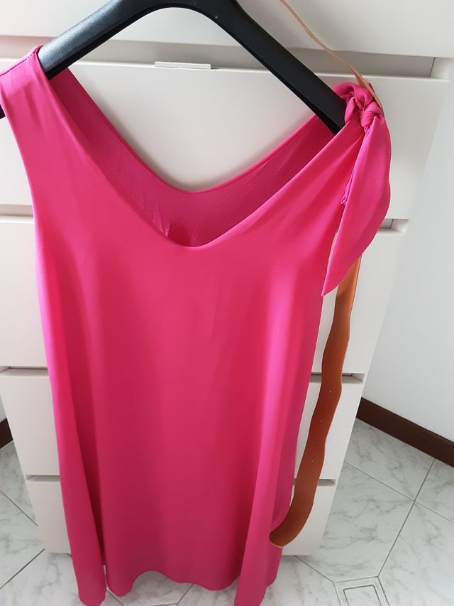 Abito fucsia con cintura