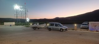 Conductor con remolque embarcaciones por carretera