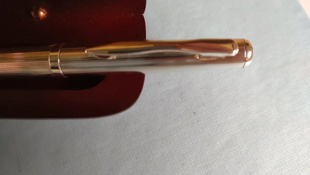 Penna a sfera custodia in legno e placca argento 