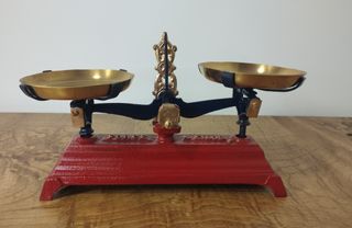 Antigua Balanza de dos Platos Roja de 500g