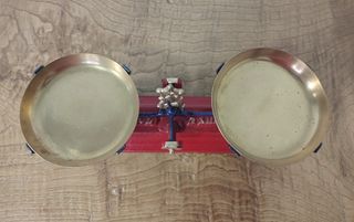 Antigua Balanza de dos Platos Roja de 500g