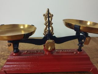 Antigua Balanza de dos Platos Roja de 500g