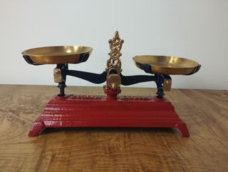 Antigua Balanza de dos Platos Roja de 500g