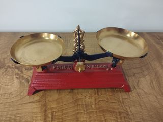 Antigua Balanza de dos Platos Roja de 500g