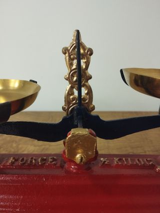 Antigua Balanza de dos Platos Roja de 500g