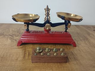 Antigua Balanza de dos Platos Roja de 500g