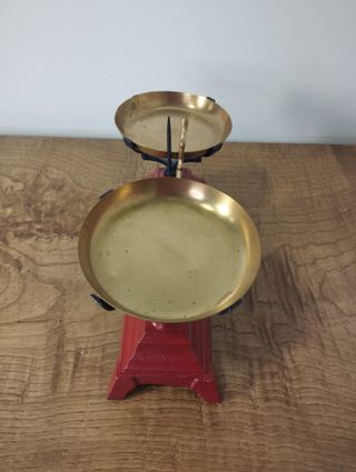 Antigua Balanza de dos Platos Roja de 500g