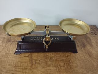 Antigua Balanza de Dos Platos Marrón de 2kg