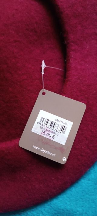 Boina burdeos con pompón