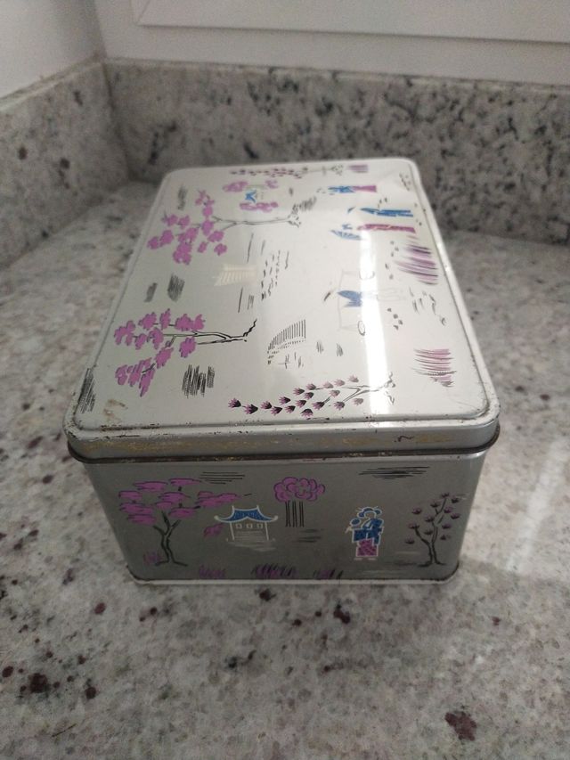 Caja metal colacao gris fotos