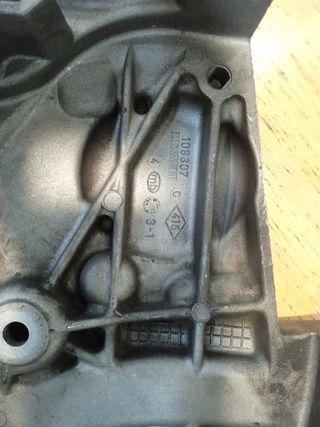 Tapa distribución Renault 1.4 1.6 16v