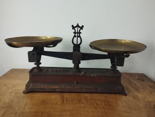 Antigua Balanza de Dos Platos Marrón de 2kg