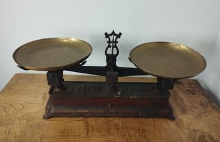 Antigua Balanza de Dos Platos Marrón de 2kg