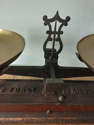 Antigua Balanza de Dos Platos Marrón de 2kg