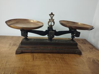 Antigua Balanza de Dos Platos Marrón de 5kg