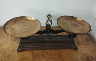 Antigua Balanza de Dos Platos Marrón de 5kg