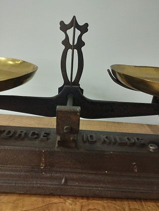 Antigua Balanza de Dos Platos Marrón de 10kg 50x20