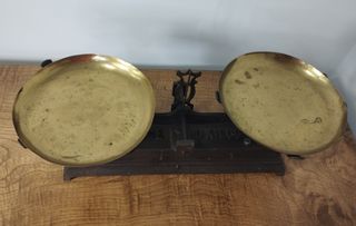 Antigua Balanza de Dos Platos Marrón de 10kg 50x20