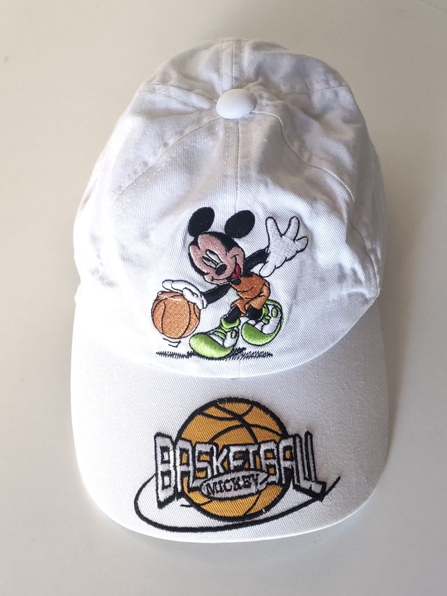 Gorra niño Mickey Mouse con dibujo bordado básquet