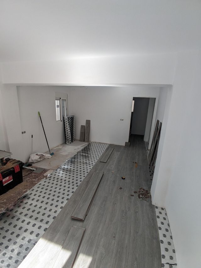 SUELO LAMINADO Y PUERTAS DE PASO