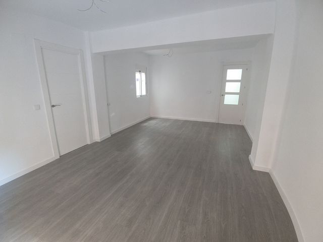 SUELO LAMINADO Y PUERTAS DE PASO