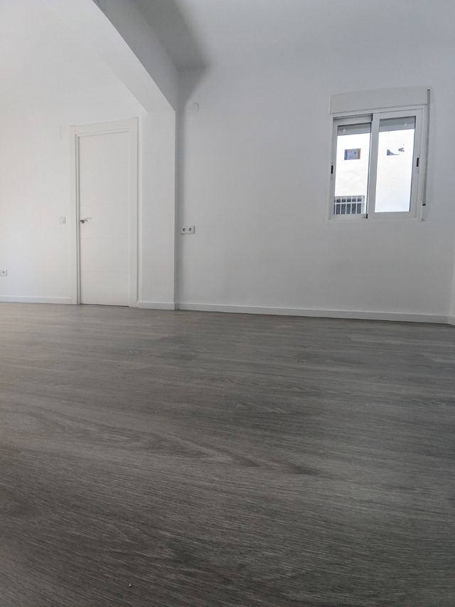 SUELO LAMINADO Y PUERTAS DE PASO