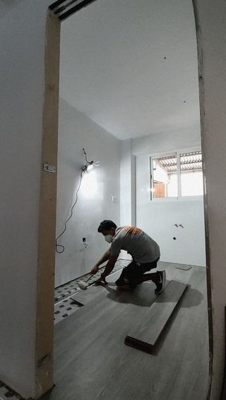 SUELO LAMINADO Y PUERTAS DE PASO