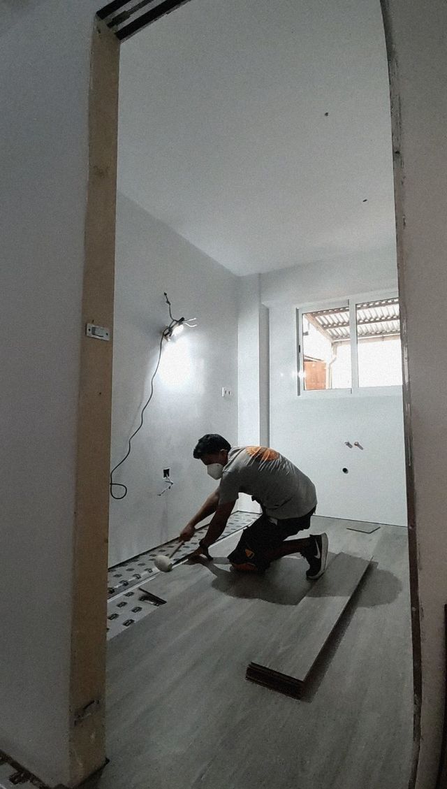 SUELO LAMINADO Y PUERTAS DE PASO