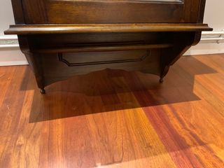 Armario de colgar de madera con espejo