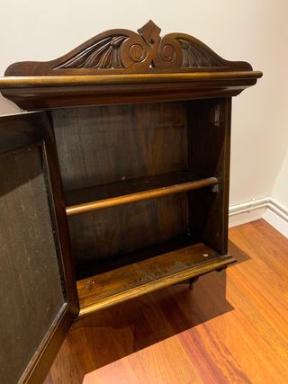 Armario de colgar de madera con espejo