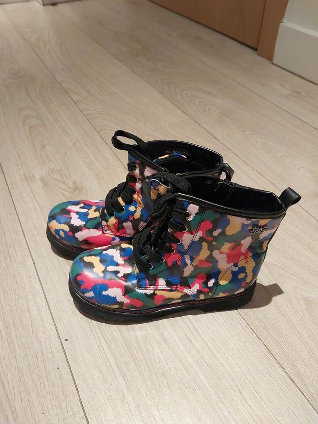 BOTAS DE NIÑA PUESTAS 1VEZ NO HAGO ENVÍOS