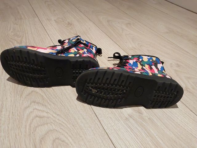 BOTAS DE NIÑA PUESTAS 1VEZ NO HAGO ENVÍOS